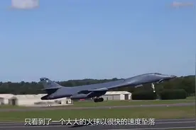 日本天空出现异象，不明飞行物划过夜空，目击者：隔着窗帘都刺眼视频封面