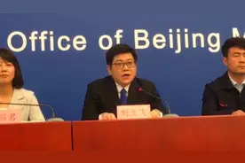 北京援鄂医疗队队长讲抗疫故事：医护穿纸尿裤尿湿了裤子两边视频封面