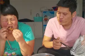 饿的肚子咕咕叫，一直在咽口水，老公买了“临沂炒鸡”犒劳她