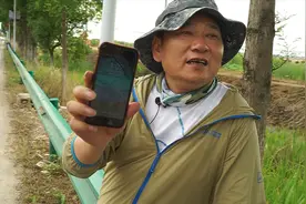 农村大叔捡到苹果手机，见到失主后愣住了，真是无巧不成书！视频封面