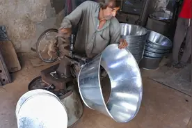 老师傅手艺不错，敲敲打打一块铁皮变铁桶，质量没得说视频封面