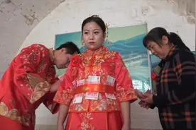 陕西一姑娘出嫁，腰缠万贯，很多习俗年轻人搞不懂视频封面