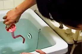 日本小伙发现“美女罐头”，将其倒入浴缸，变出女孩视频封面