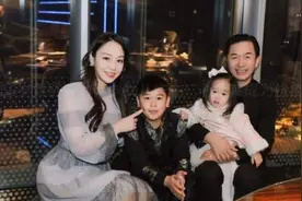 56岁黄舒骏为两岁女儿庆生！心疼其成为抗疫宝宝，妻子小其24岁