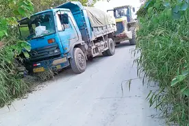 一辆重载大货车下陡坡时，为避让对方来车，自己滑入路边沟里去了视频封面