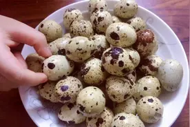 小伙买8斤海盐就为煮1斤鹌鹑蛋，太咸了吧！吃了一颗原来这么好吃