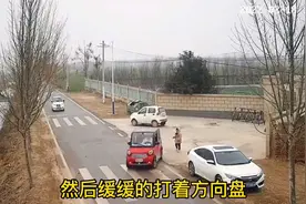 妈妈开车接孩子放学，不料冲进了河里，校长的做法让人感动.视频封面
