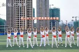 久坐疲劳气血不通起身做做这几个动作，缓解疲劳放松筋骨有益健康视频封面
