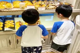 林志颖带4岁双胞胎儿子买面包，忘记给面包价格打码，价格惹争议视频封面