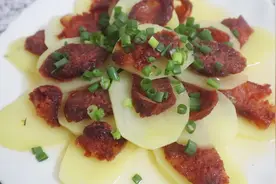 土豆蒸腊肠，馋得流口水的一道家常菜，腊肠这样吃不咸还解腻