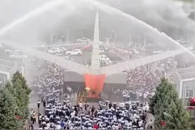 壮观!高考结束后，内蒙古一中学携手消防架“水门”迎接考生