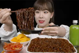 宿舍必囤零食！！今天吃杂酱面 黄桃罐头视频封面