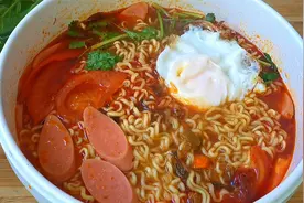 泡面别泡着吃了，教你泡面的神仙吃法，无论站着、坐着都好吃视频封面