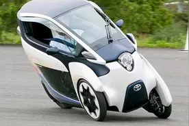 丰田又搞事？新款倒三轮仅售1万，遮风挡雨不怕堵车，比摩托省油视频封面