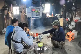 小伙穷游贵州芭莎苗寨，苗族大叔热情留我在家吃饭，看看都吃的啥
