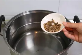 耳朵疼痒别怕，2味中药煮水，晚上泡脚，清热消炎，缓解耳朵不适