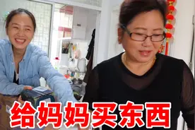 女儿给妈妈买东西被吐槽，立马私下转账一万块，妈妈做法让人心酸视频封面