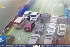 惊险！年轻女孩突然跳江，船员不顾危险跨过船舷，紧急抛绳子救援视频封面