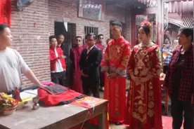 广东一小伙结婚，带着新娘到家，祖屋拜堂成亲，很多人围观视频封面