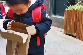 记录一下：三岁半的儿子，人生第一杆AK47软弹枪，兴奋的不得了视频封面