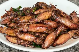 家乡姜葱香煎鱿鱼筒，出锅外香里嫩，鲜甜美味，吃到撑都还想吃视频封面