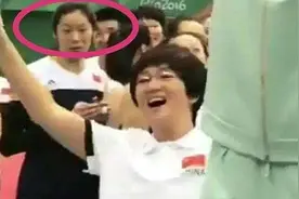 成龙探班曝光“路透”视频，巩俐饰郎平神似，还原度极高看呆朱婷视频封面