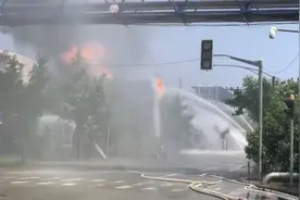 直击上海石化火情：周边建筑物玻璃被震碎，已致一名驾驶员死亡视频封面