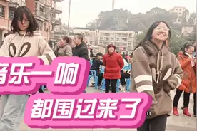 小姑娘们一上场，行人们都停止脚步围了上来，这也太吸睛了视频封面
