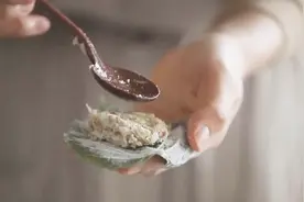 用紫苏叶来包饺子，金枪鱼来做馅儿，煎着吃，这样吃法真过瘾视频封面