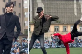 教官看呆了？辽宁一高校新生军训间隙男生表演时尚走秀，气势十足视频封面
