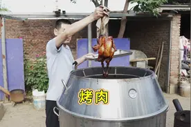 阿远做吊炉烤肉，五花肉切条、整鸡下炉，烤的色泽金黄有食欲