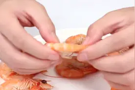 原来剥虾这么简单，学会这技巧，虾壳轻松脱落，干净不脏手，真棒视频封面