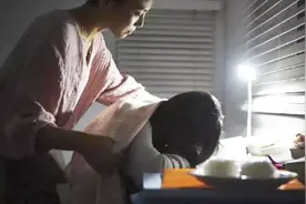 15岁女儿半夜传出“嗯哼”声，妈妈不打不骂这样做，值得称赞！视频封面