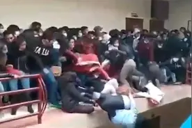 玻利维亚一大学抗议时护栏断裂7人从四楼坠亡 人群中暴发绝望尖叫视频封面