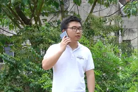 女儿第一次带男友回家，母亲给200见面礼，男友转身离开又回来了视频封面