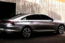 起亚又上一名猛将！全新起亚K8比奔驰E级还要漂亮，引入国内要火