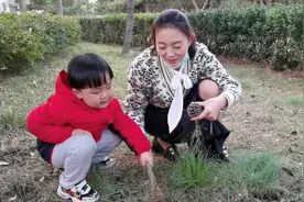 小区的野葱太多没人要，挖回家烙鸡蛋饼吃，鲜香美味，吃着真解馋视频封面