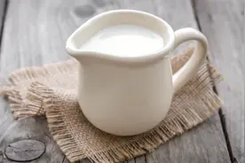“假牛奶”的包装上都印有这几字，不仅没营养，还容易喝出这种病视频封面