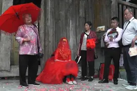 湖北农村一姑娘出嫁，家里看着好穷，坐在家门口准备出门视频封面