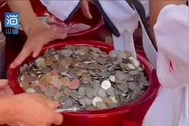 出来混迟早是要还的！男子结婚朋友送一盆硬币当礼金视频封面