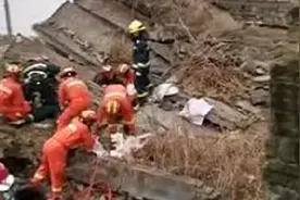 重庆一食堂疑燃气泄漏爆炸，附近居民：两层楼都垮了，听到巨响视频封面