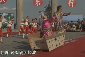 男子把船搬上舞台，爆笑翻唱《自由飞翔》，网友：笑喷了！视频封面