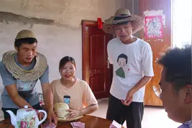 短剧：老板提前发工资给工人，工人以为被炒掉了，原来不是这样！视频封面