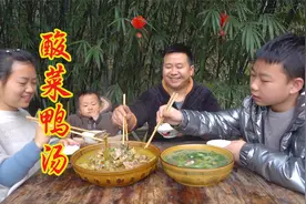 年前一家人又回来了，炊二锅做“酸菜鸭汤”开胃又下饭 巴适得板视频封面