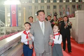 国庆节当天，金正恩发来贺电：对兄弟的中国人民致以热烈祝贺视频封面