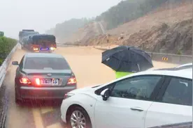 广东遭受暴雨袭击沈海高速山泥倾泻致交通中断 拥堵近9公里视频封面