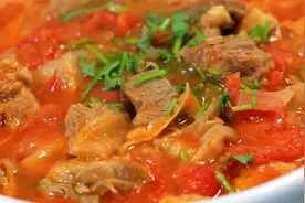 天热最爱吃西红柿炖牛腩，教你正确做法，汤浓开胃又解馋