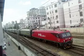 昆明-烟台K876次列车从京九铁路南昌站发出，红色车头格外耀眼