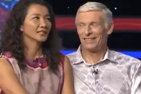 中国50岁大妈网恋欧洲大叔，两天闪婚，主持人惊讶两天就结婚！视频封面