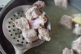 排骨炖汤万万不能直接焯水，第一步才是关键，做错了肉柴又难吃